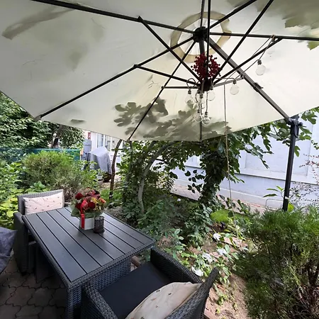 Hidden Gem Garden 招待所 3*